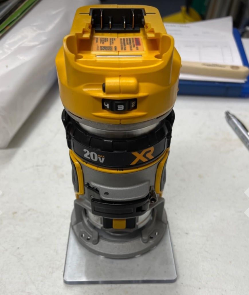 Фрезер DeWalt DCV600