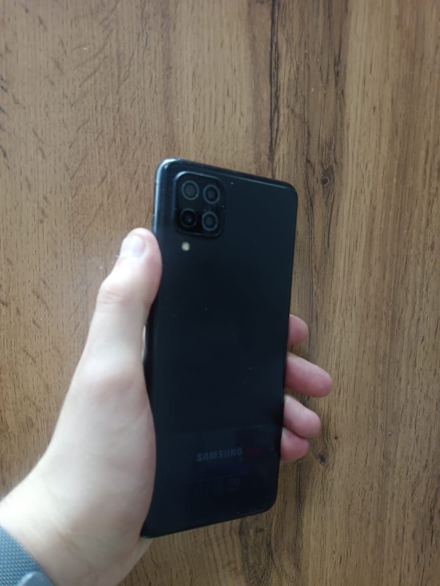 Продам  samsung a12 есть NFC и чехол