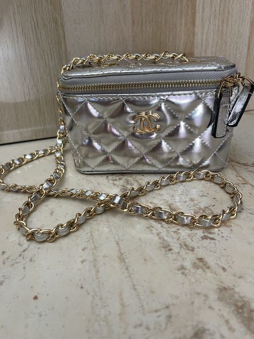 Чанта Chanel тип мини куфарче сребриста