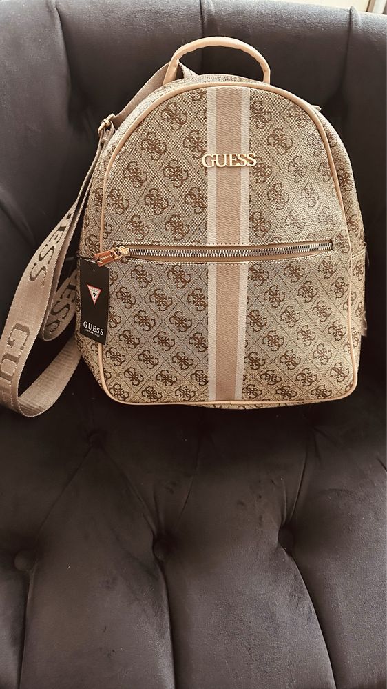 Раници и чанта Guess