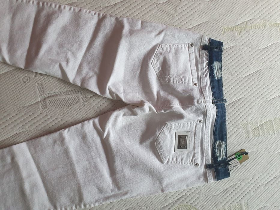 Чисто нови бели дънки с износен ефект, син дънков колан и ниска талия.