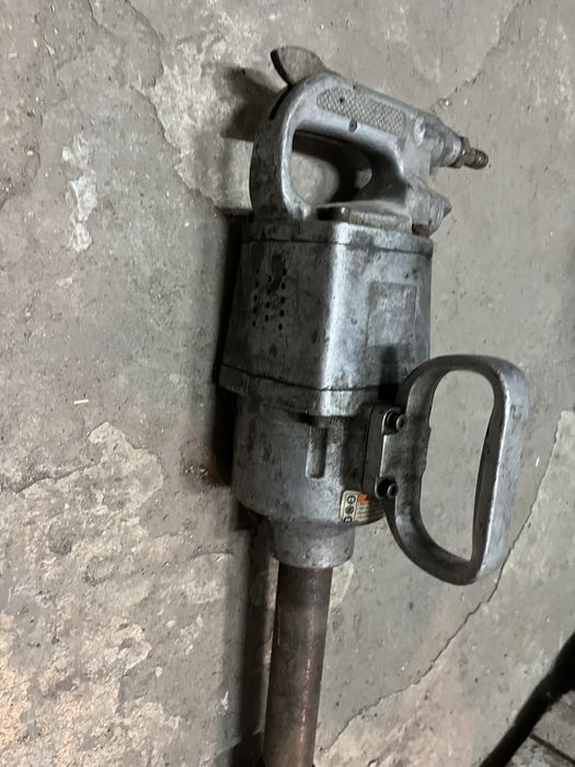 Продавам голям пневматичен гайковерт за камион