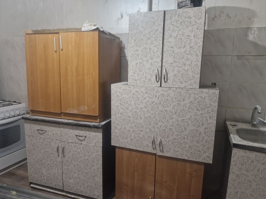 Отдам почти  бесплатно кухонные шкафы