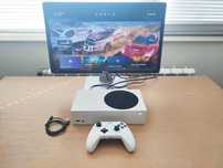 Xbox Series S със джойстик и кабели