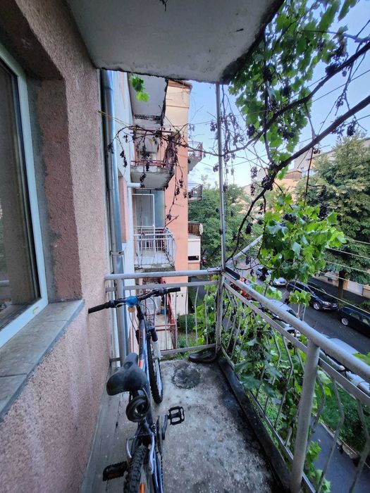 Vând apartament cu 2 camere in M17, et. 2, tip C2