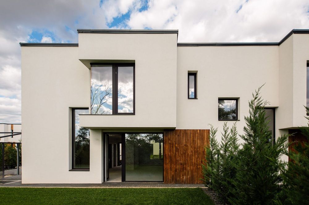 HEFE HILLS – Luxury Black November -