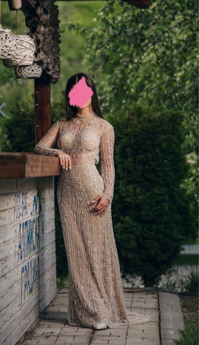 Продавам уникална официална/бална рокля-елегантна, блестяща