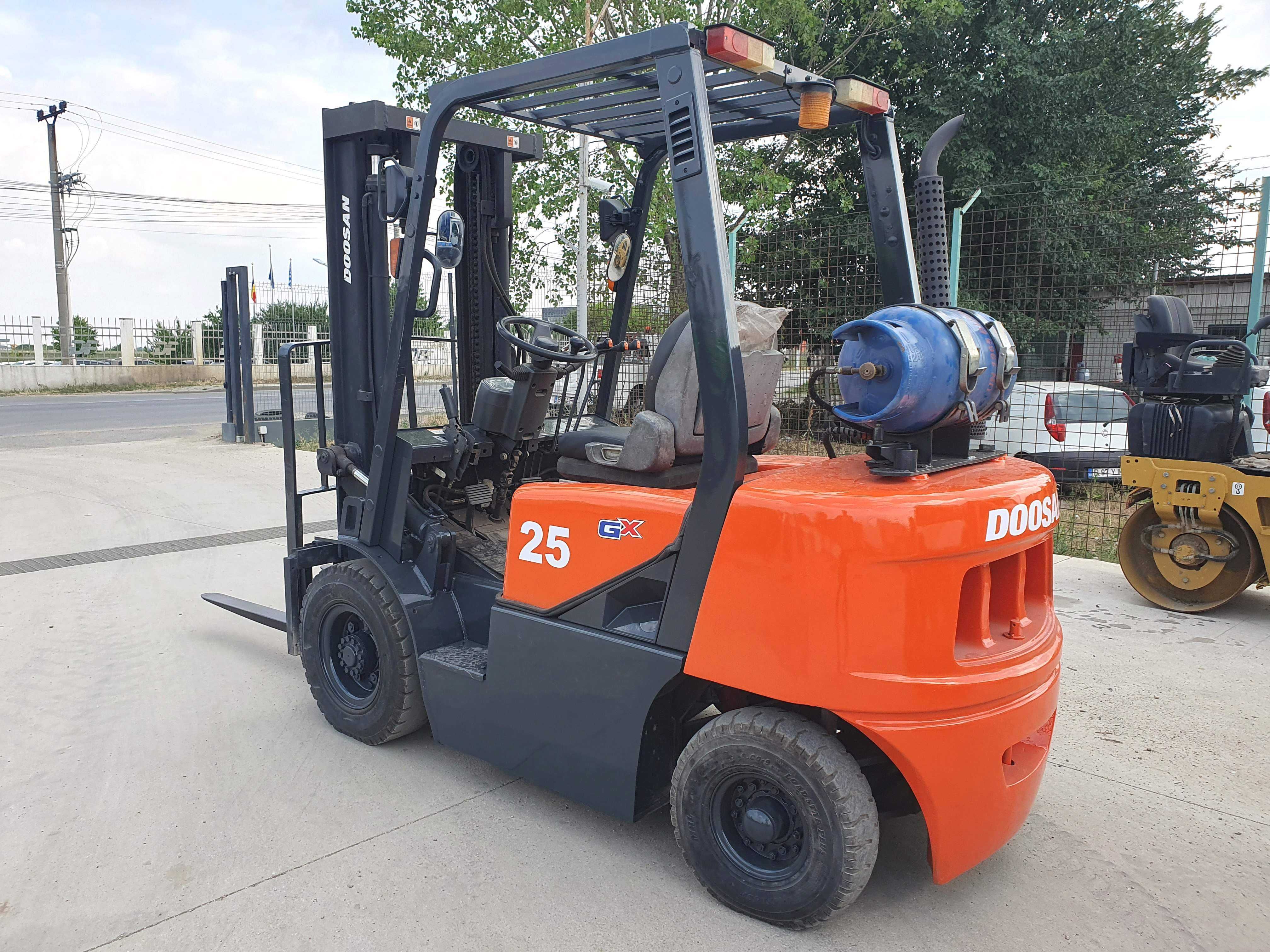 Stivuitor, motostivuitor GPL DOOSAN 2010, 1740 ore - impecabil