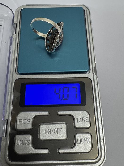 Inel vechi, din argint 835 si coral.