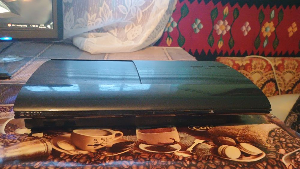 PS3 Super Slim + 2 controllere + jocuri populare