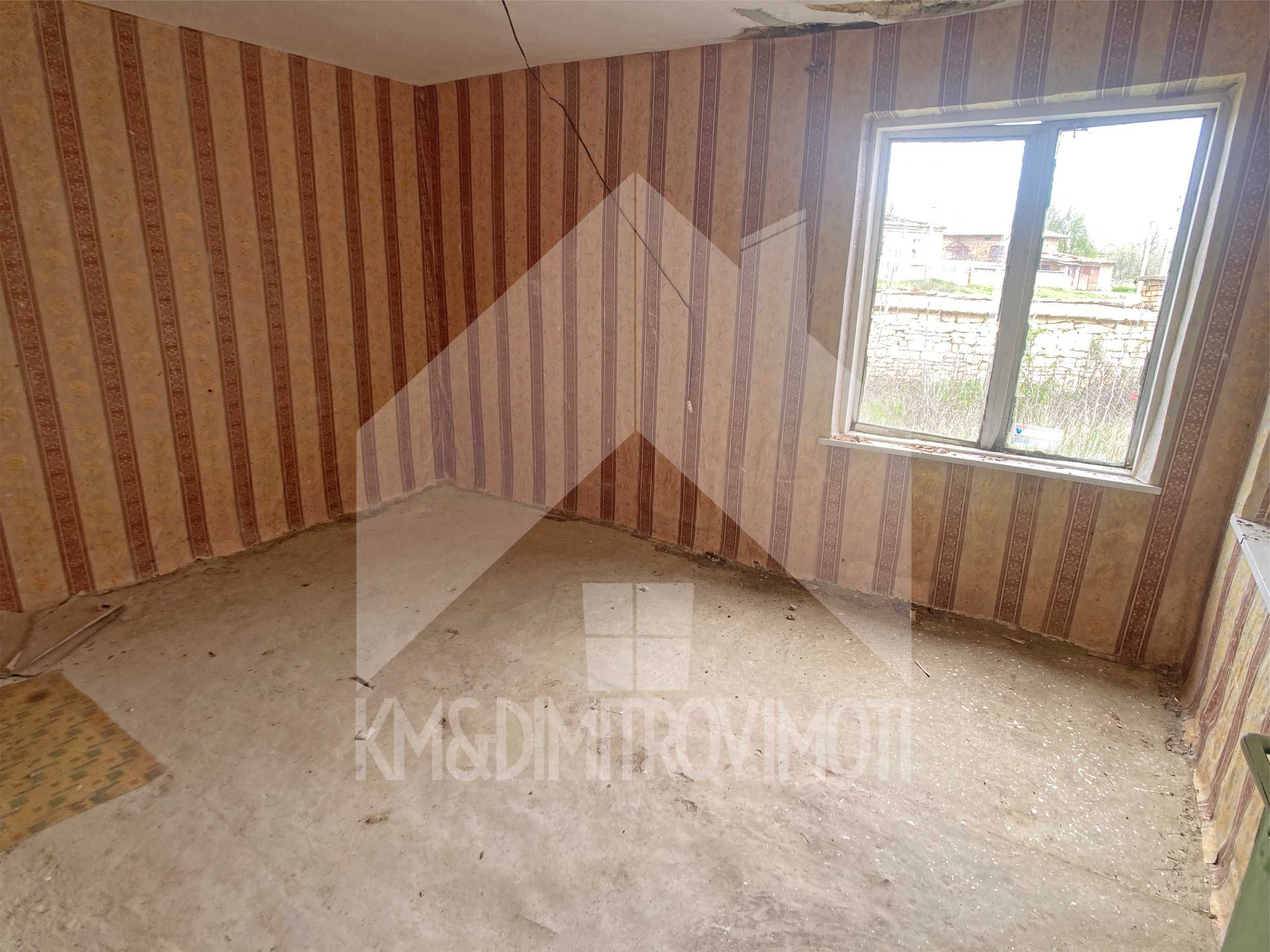 ПРОДАВА тухлена къща с равен 1,2 ДКА ДВОР в с. Мировци (обл. Шумен)