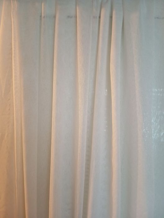 Тънко бяло перде