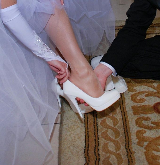 Свадебное платье и аксессуары (перчатки, кольцо)