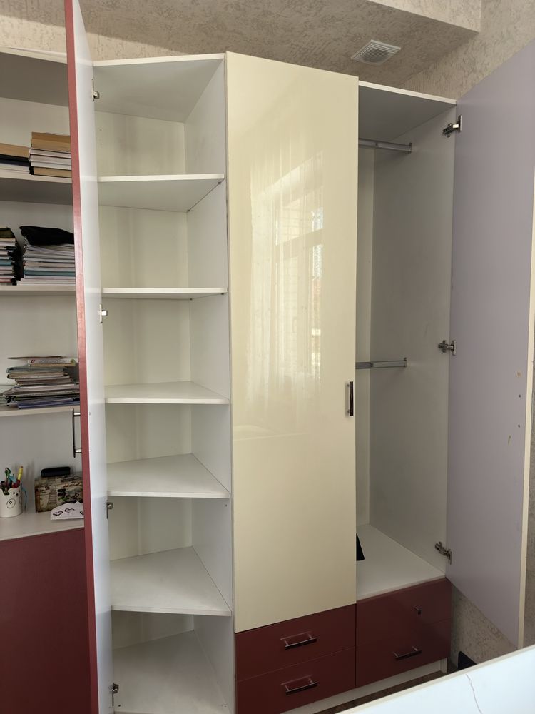 Книжный шкаф, комбинированный шкаф для вещей и тумбочка.