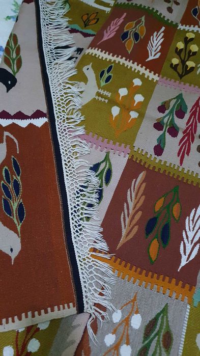 Covor manual lucrat in gherghef