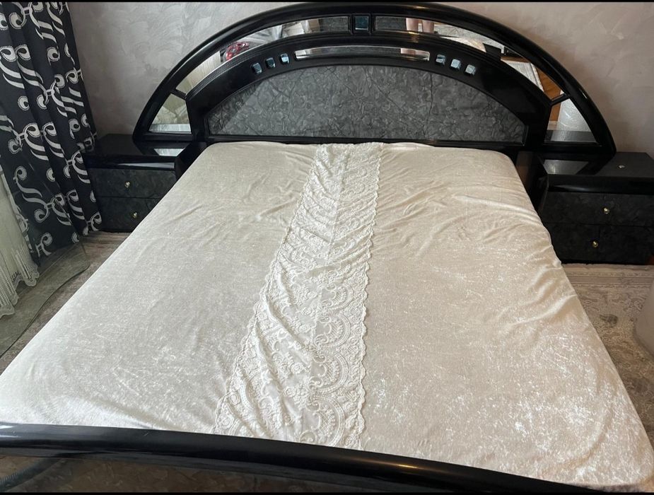 vând dormitor complet: pat, dulap, 2 noptiere + oglindă