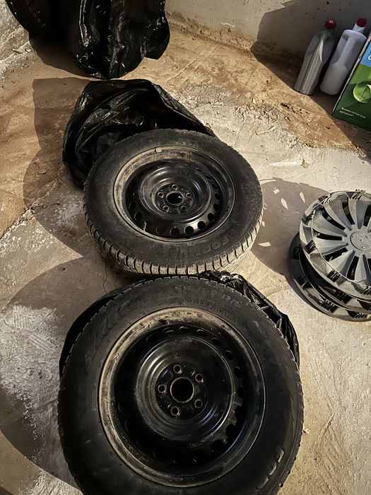 Продам шиповонные шины с дисками r16 Pirelli Formula Ice