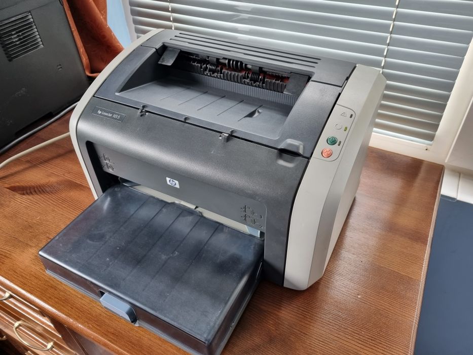 Принтер HP LaserJet 1015 с пълна тонер касета HP Q2612A