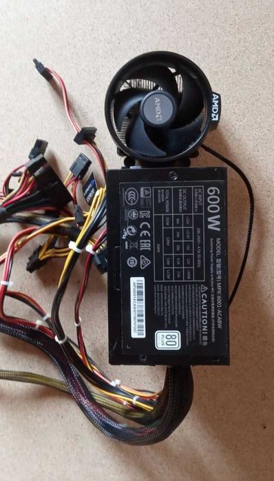 Материнская плата, процессор, оперативка и блок питания.