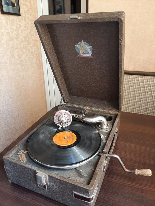 Продам рабочий патефон