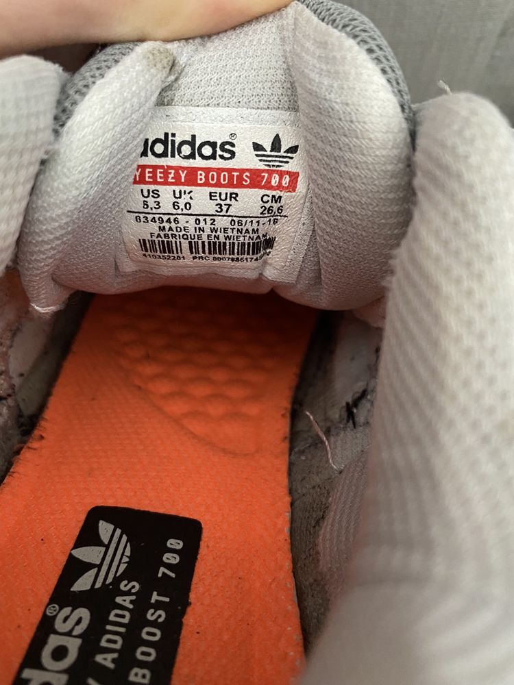 Adidas yeezy boost 700 сиви маратонки