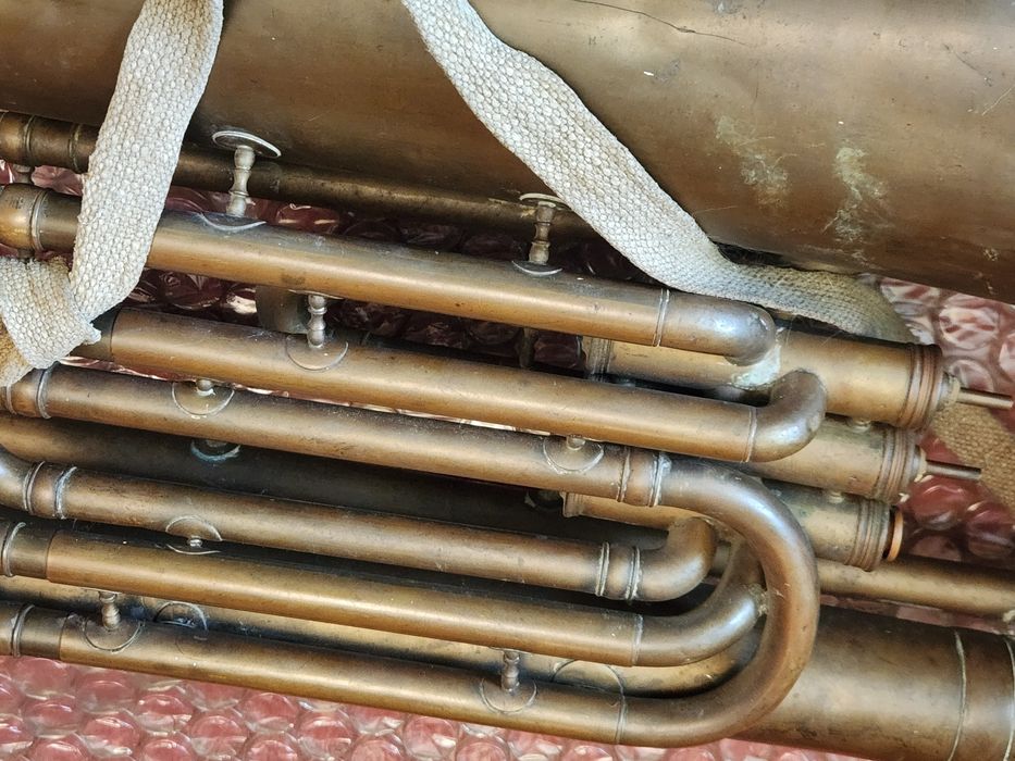 Instrument de dimensiune mare - Tuba - trompeta