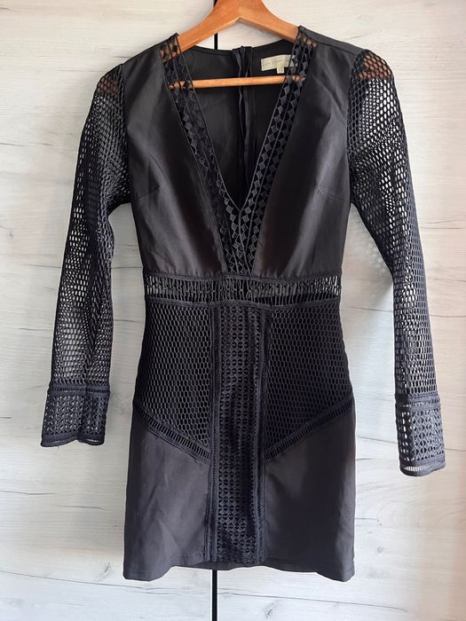 Коктейлна черна къса рокля с мрежести ръкави