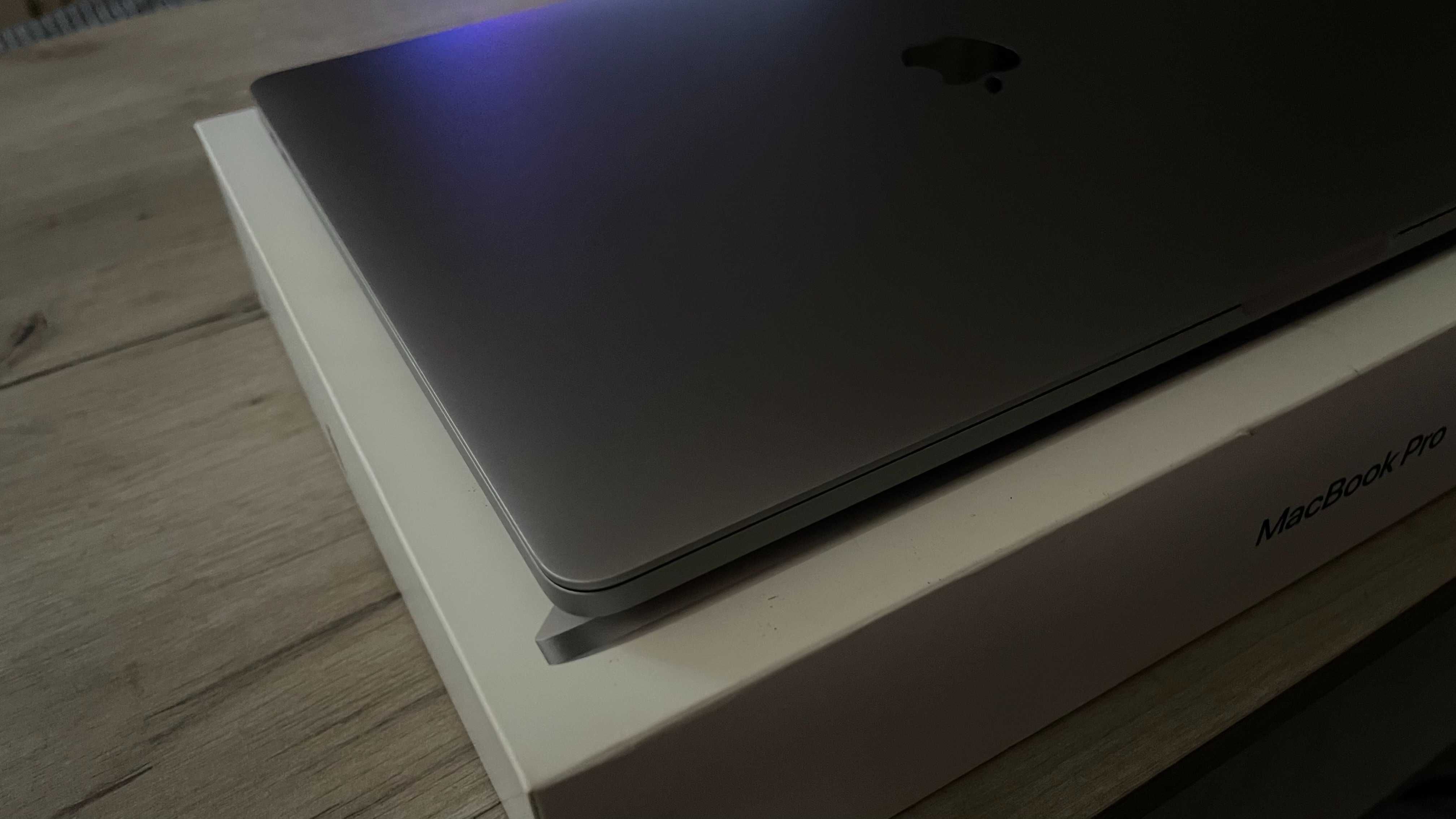 Macbook Pro 16' TouchBar /2019 /i7 2.6GHz /512gb SSD/ Radeon Pro 5300M