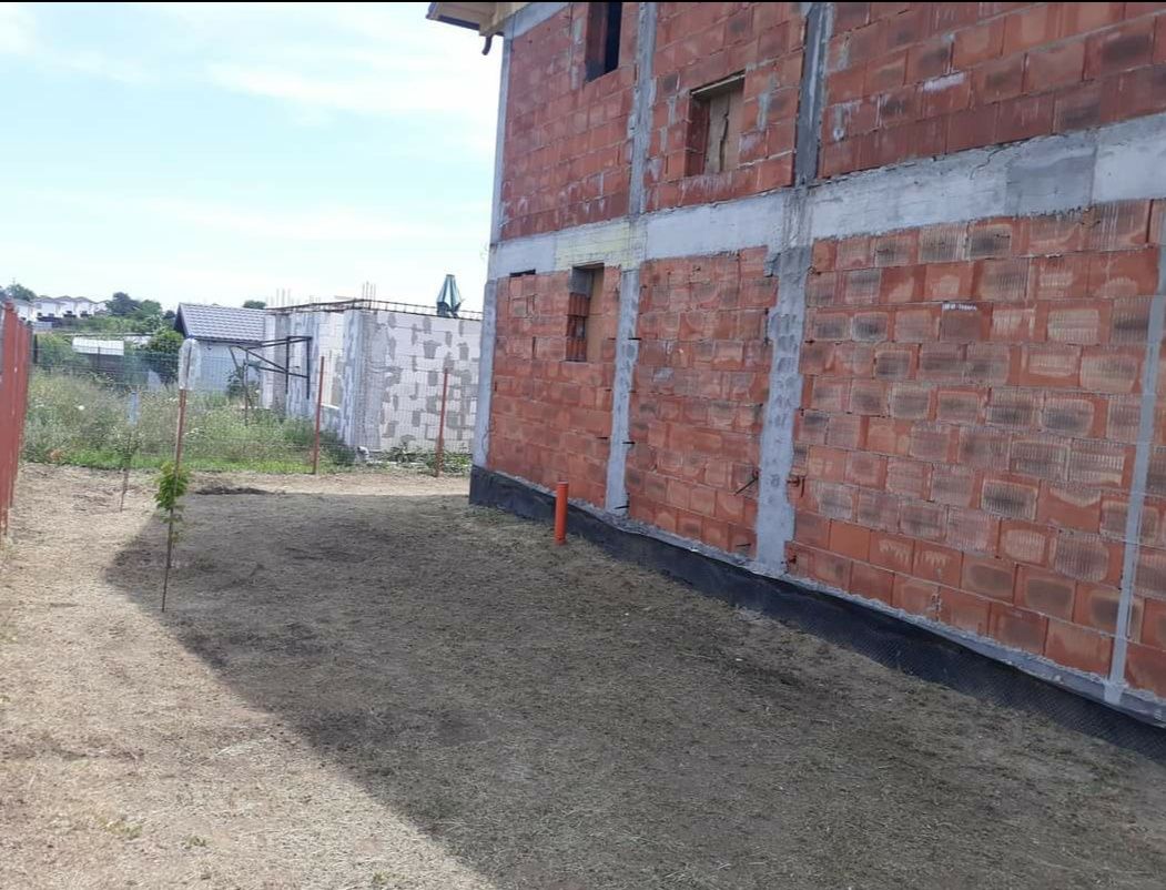 SAT-COSTI   teren si casă la roșu