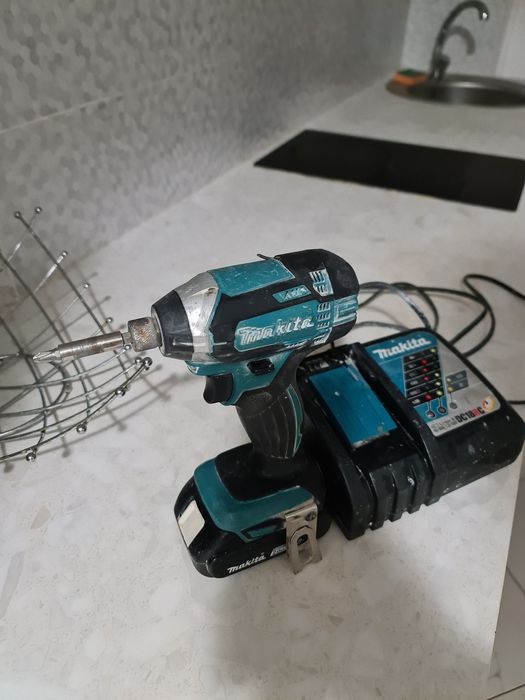 Masina de insurubat makita18v