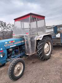 Vand tractor ford3000 cu prasitoare, disc, plug, remorcă.