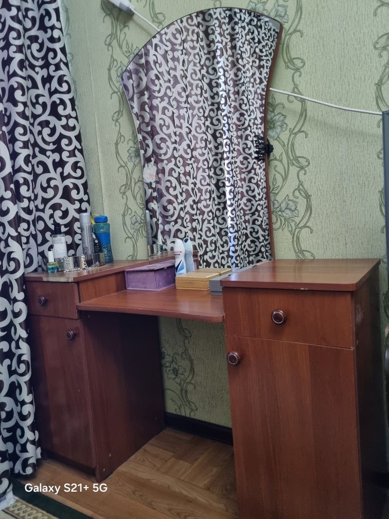 Кроват и трюмо в нормальном состоянии