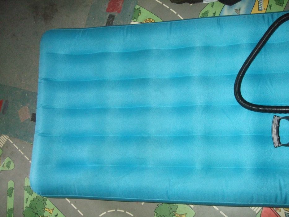 Saltea cu pompă Intex