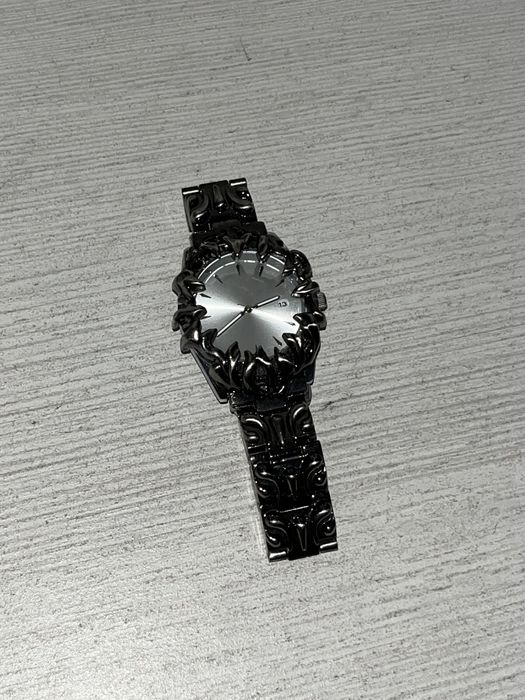 Часы в стиле Y2K