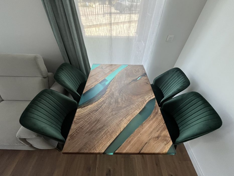 Трапезни и холни маси от масив и епоксидна смола