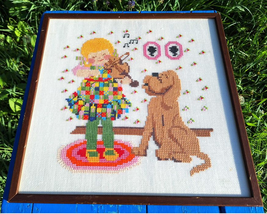 Vând goblen, o fetiță cu rochiță colorată, vioară, cățel curios.