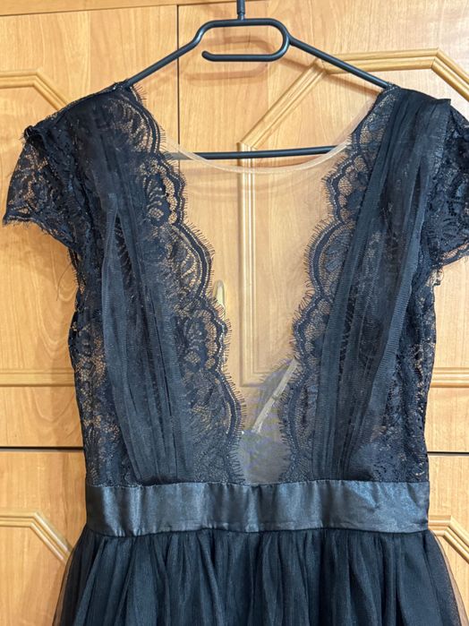 Vând rochiță scurtă din dantelă