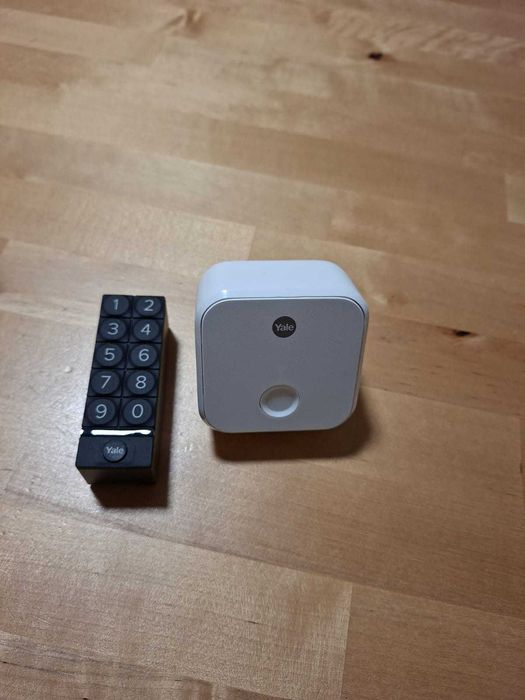 Încuietoarea usa metalica inteligentă Yale Linus