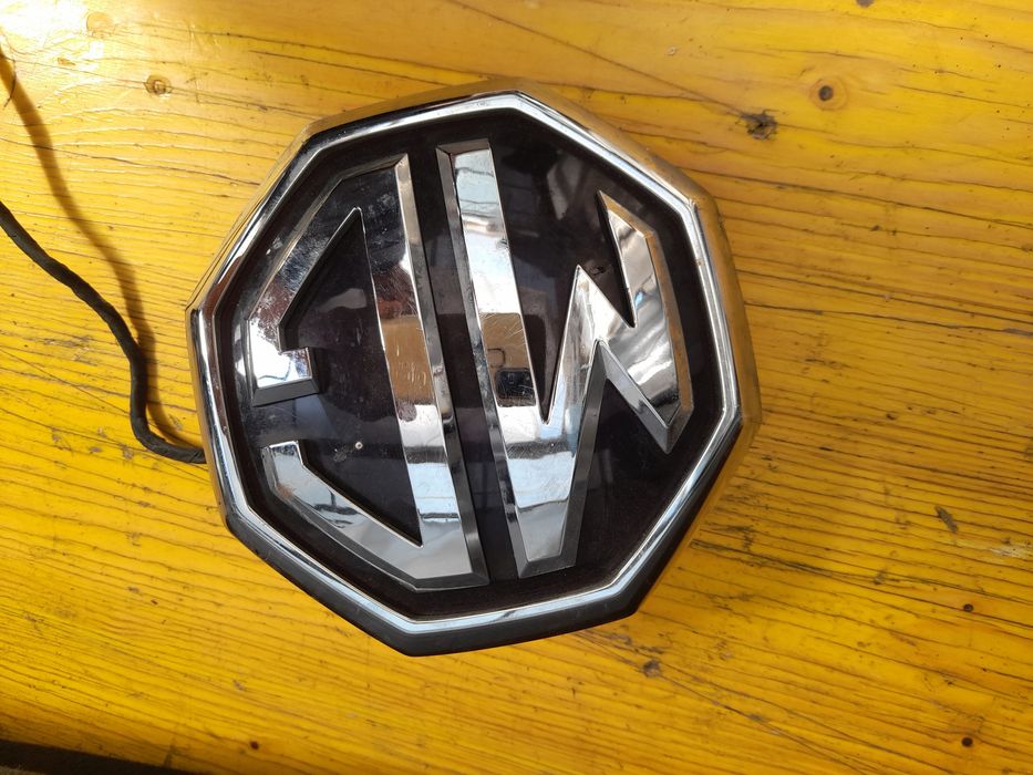 Емблемата MG 100лв