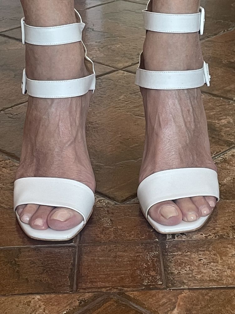 Бели летни сандали с ток