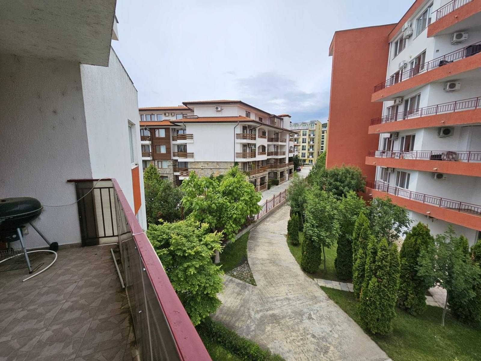 Просторен двустаен апартамент в к-с Privilege Fort Beach, Първа линия