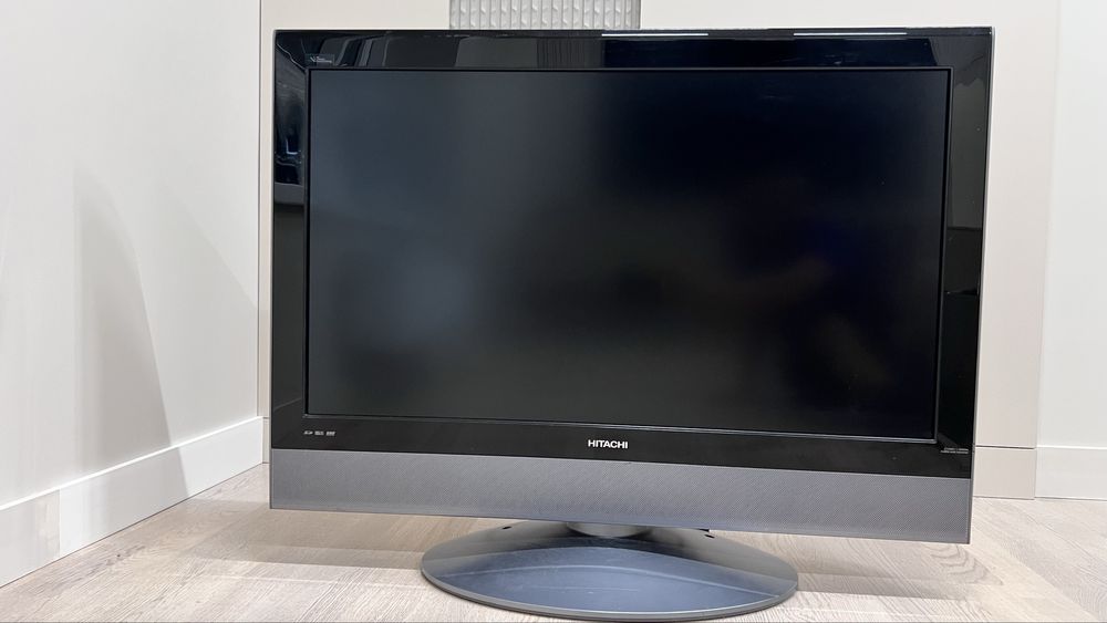 Два телевизора: Hitachi 37LD8800TA и Toshiba 26A3000R