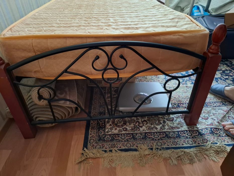 Кровать б/у ,с матрасом