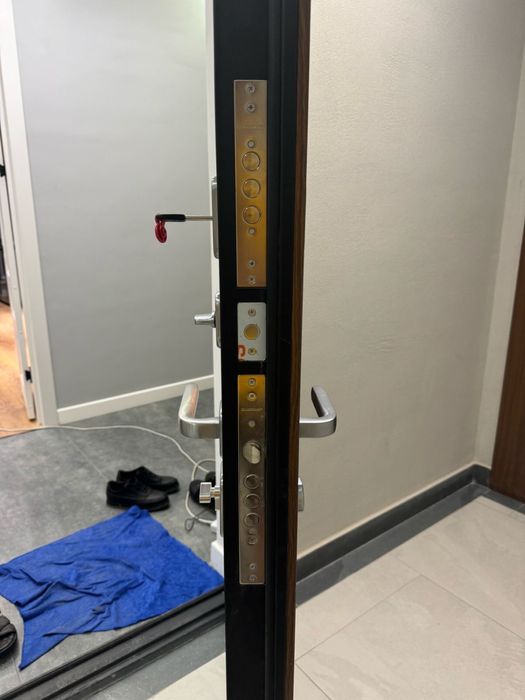 Вскрытие ремонт замена замков замена личинок большой опыт низкие цены.