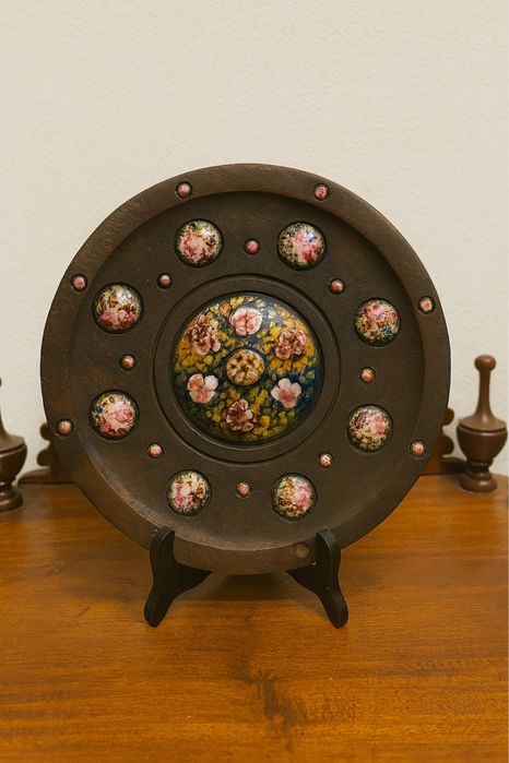 Стара декоративна чиния с ръчно рисуван емайл върху метал франция