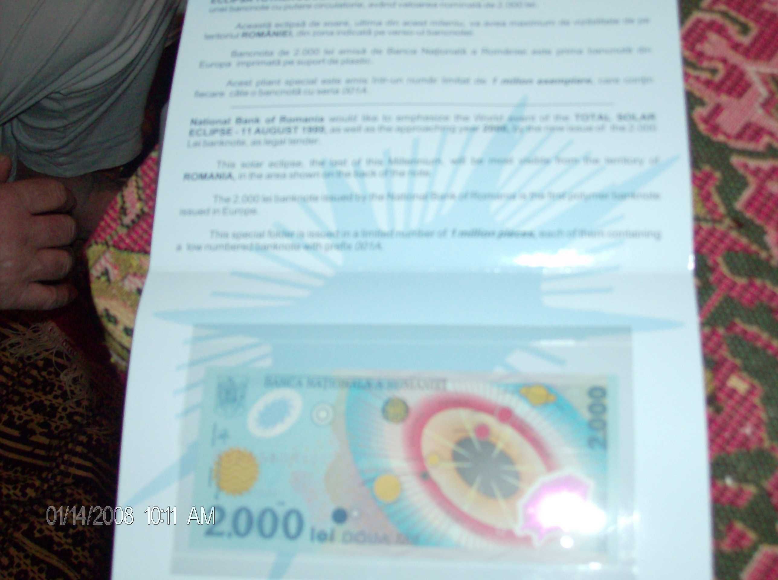An 1999 bancnota de 2000 lei de colectie, seria 001A in pliant BNR