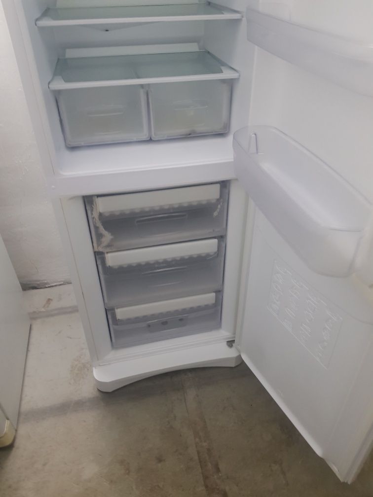 Хладилник с фризир Indesit