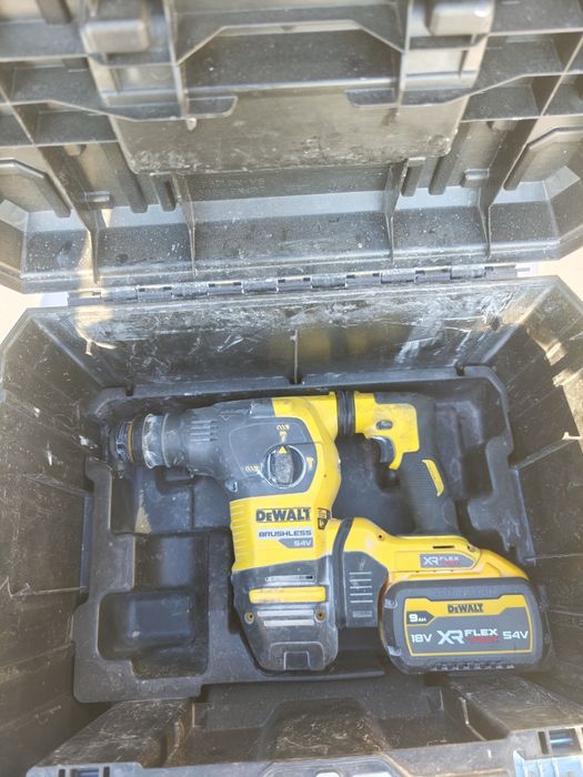 Перфоратор DCH-333 комплект с кутия, 2 батерии и батерия