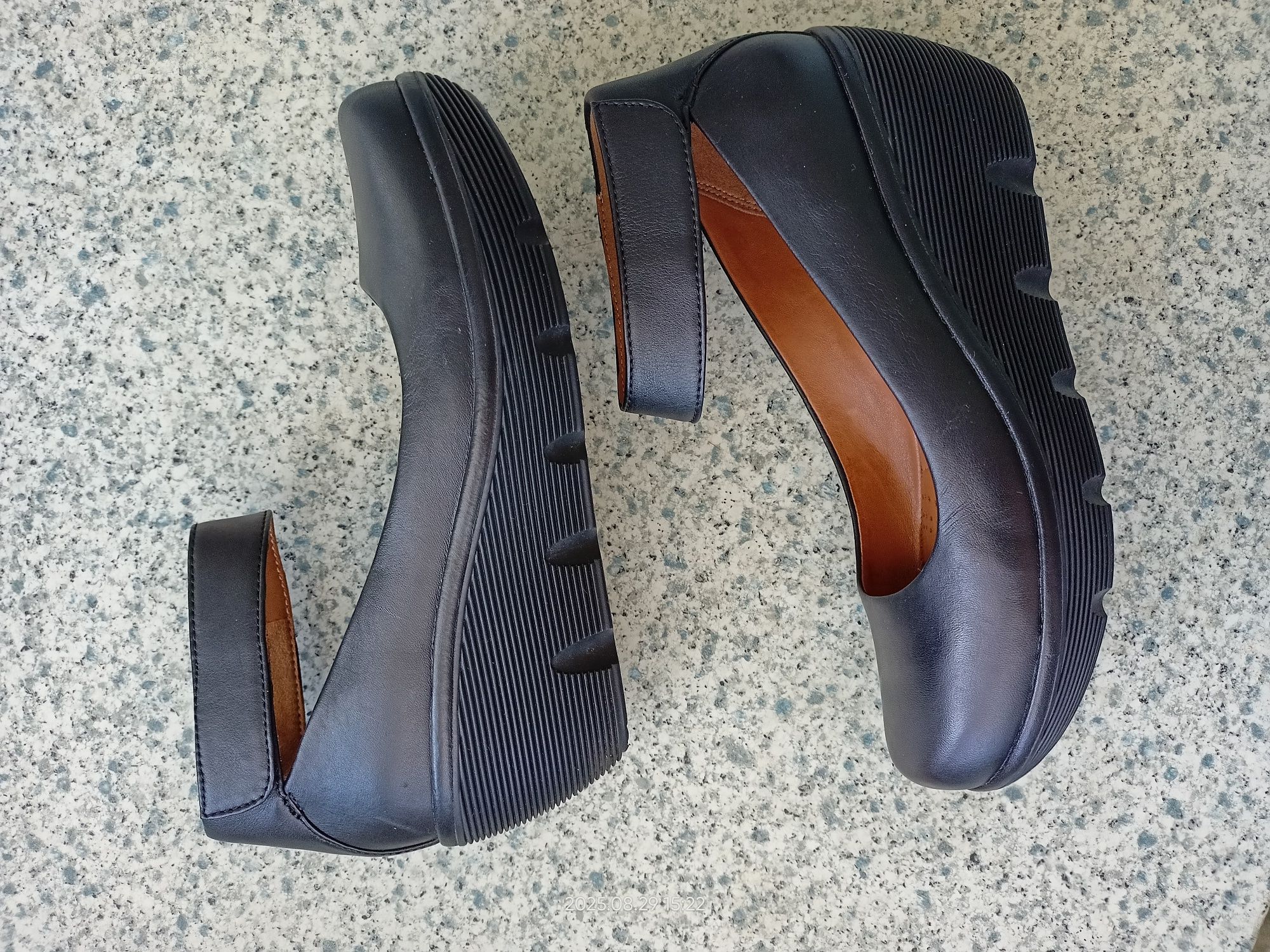 Спортно елегантни Clarks