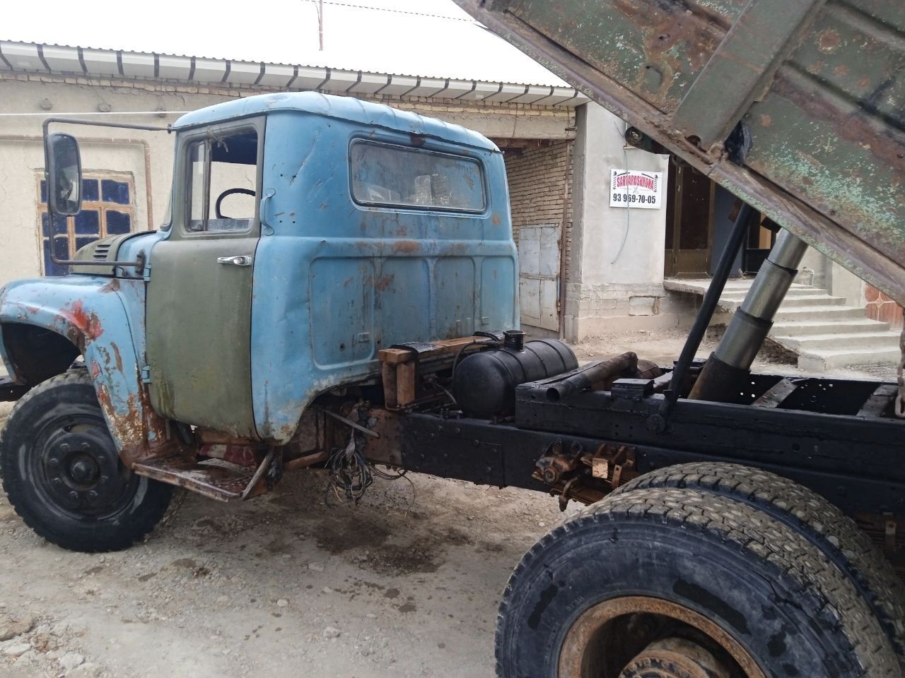 Zil 130 sotiladi.